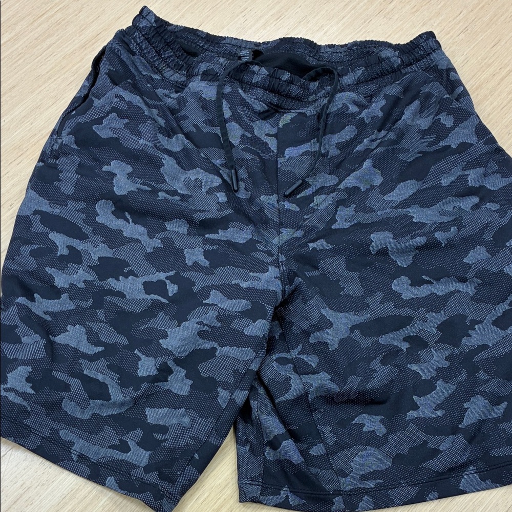 Lululemon Men's Black lined workout  Shorts